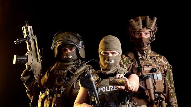 Drei bewaffnete Einsatzkräfte in taktischer Ausrüstung — Polizei und Bundeswehr